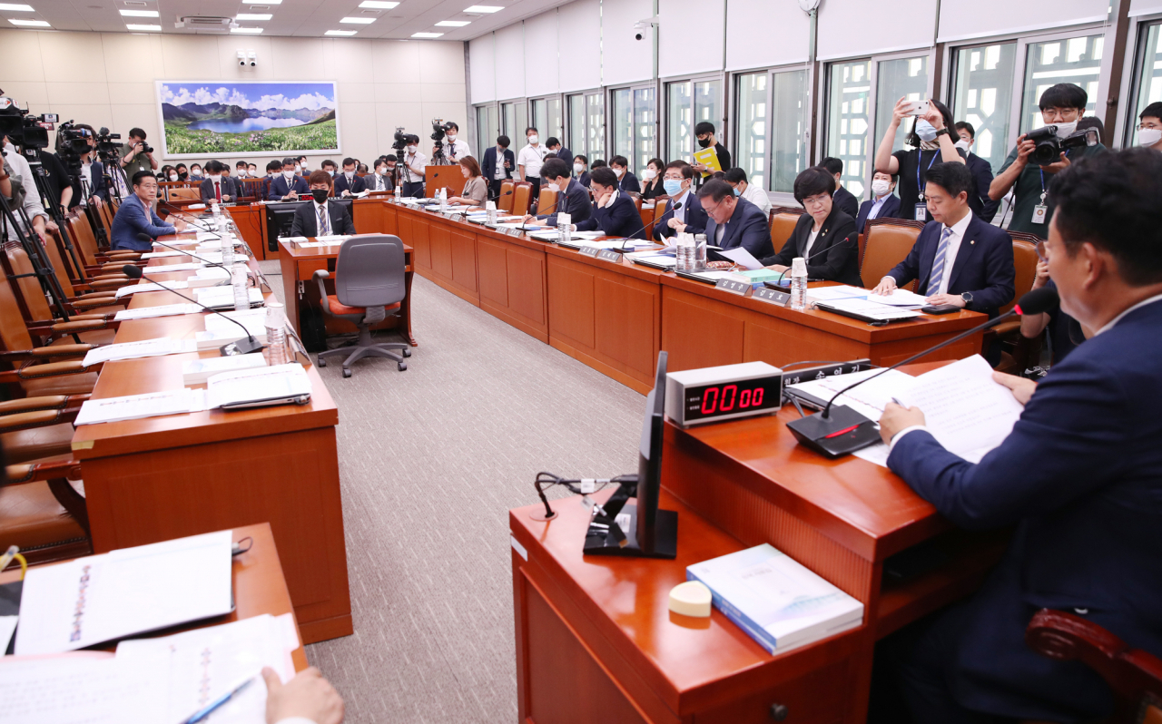 16일 오후 국회 외교통일위원회 전체회의에서 송영길 위원장이 회의를 주재하고 있다. [연합]