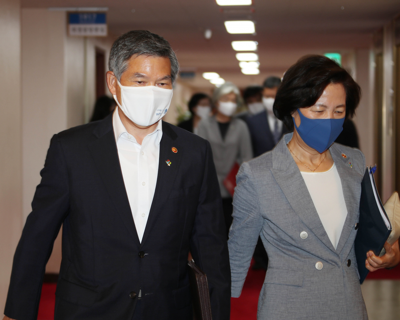 정경두 국방부 장관과 추미애 법무부 장관이 16일 오전 정부서울청사에서 세종청사와 영상으로 연결해 열리는 국무회의에 참석하고 있다. 연합뉴스
