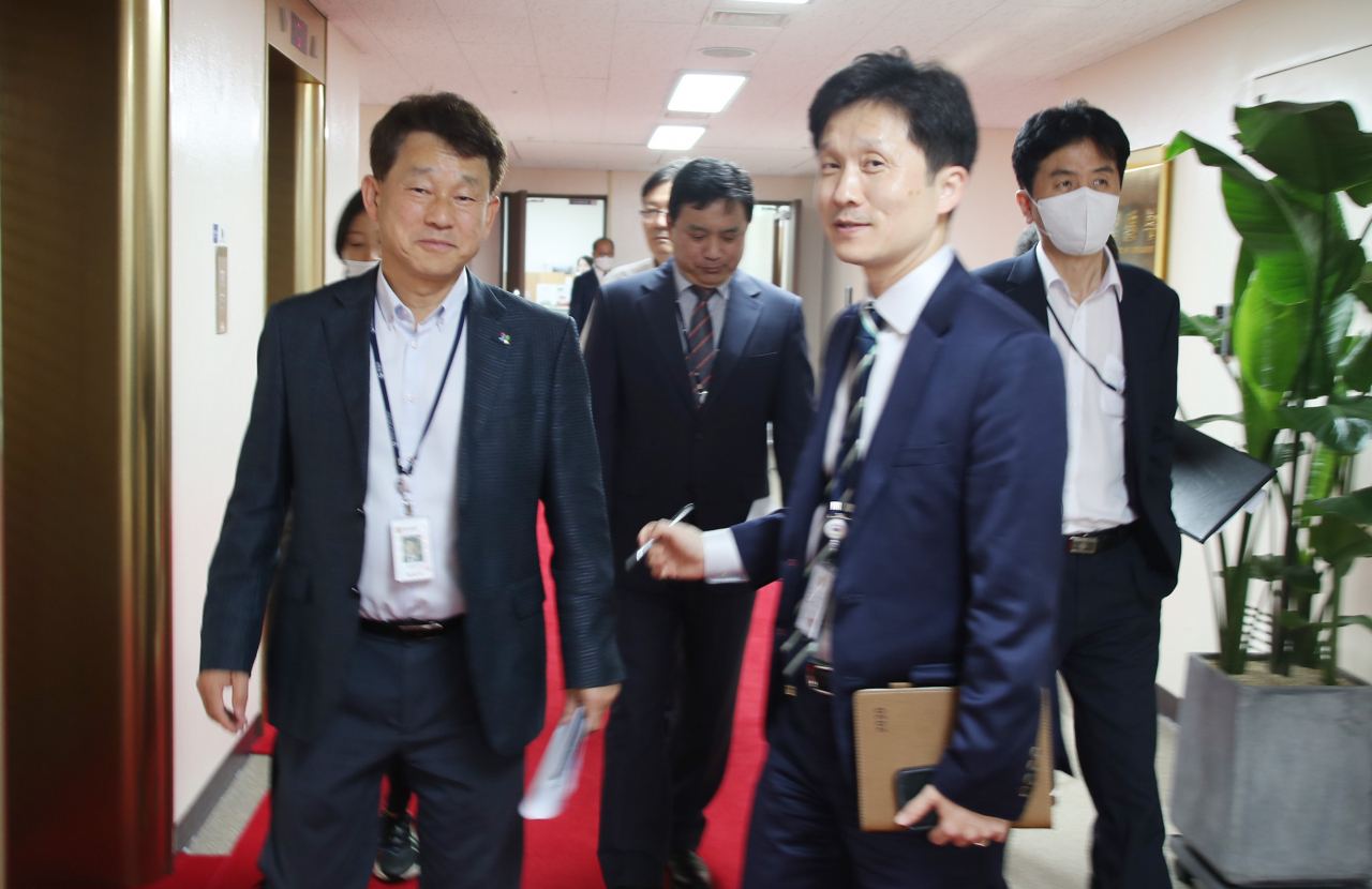 북한이 남북연락사무소를 폭파한 16일 오후 정부서울청사 장관 집무실에서 긴급 회의를 마친 여상기 대변인(왼쪽) 등 통일부 간부들이 장관실을 나오고 있다. [연합]