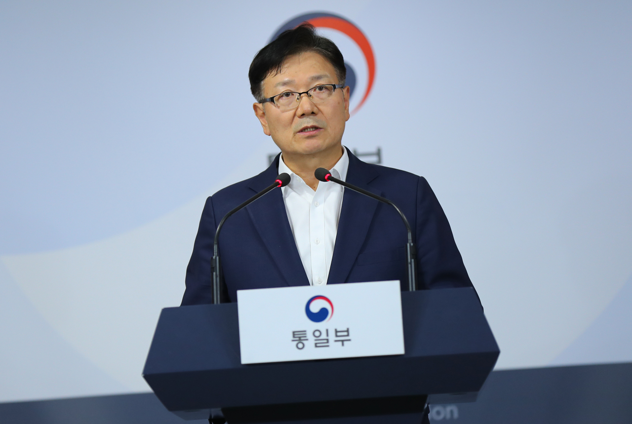 남북공동연락사무소장을 겸하고 있는 서호 통일부차관이 16일 오후 정부서울청사에서 브리핑을 갖고 북한의 일방적인 개성 남북공동연락사무소 폭파에 대해 응분의 책임을 져야할 것이라고 밝혔다. [연합]