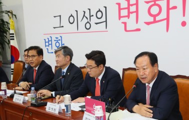 북한이 개성공단 남북연락사무소를 폭파한 16일 국회에서 열린 미래통합당 외교안보특별위원회의에서 한기호 의원(오른쪽)이 발언하고 있다. 연합뉴스