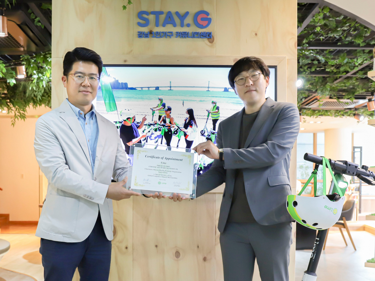 권기현 대외정책 총괄 이사(오른쪽)가 서준렬 공유경제진흥원 이사장을 고문으로 위촉하는 임명장을 전달하고 있다.[라임코리아 제공]