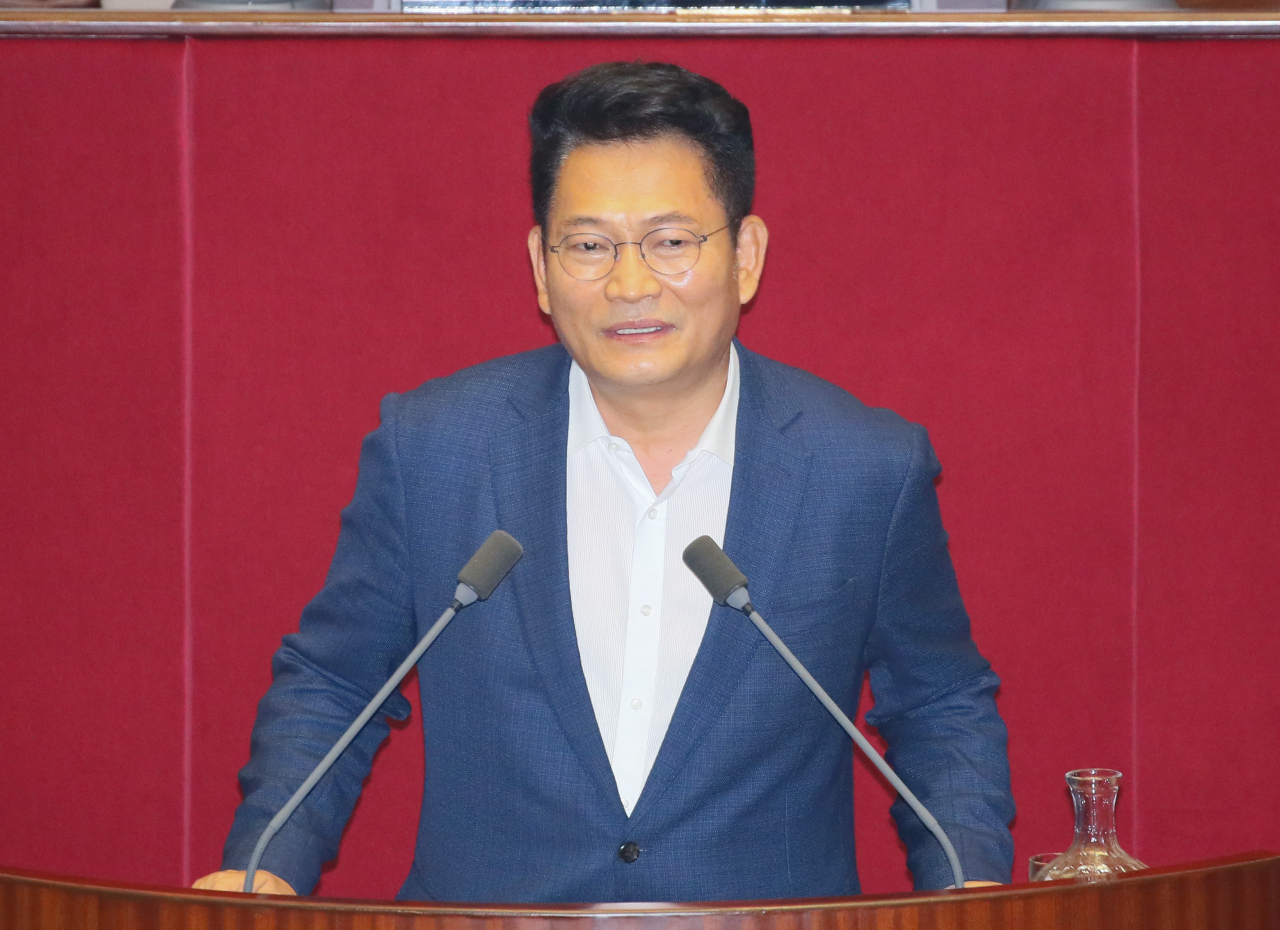더불어민주당 소속 송영길 국회 외교통일위원장이 15일 국회 본회의에서 당선인사하고 있다. [연합]