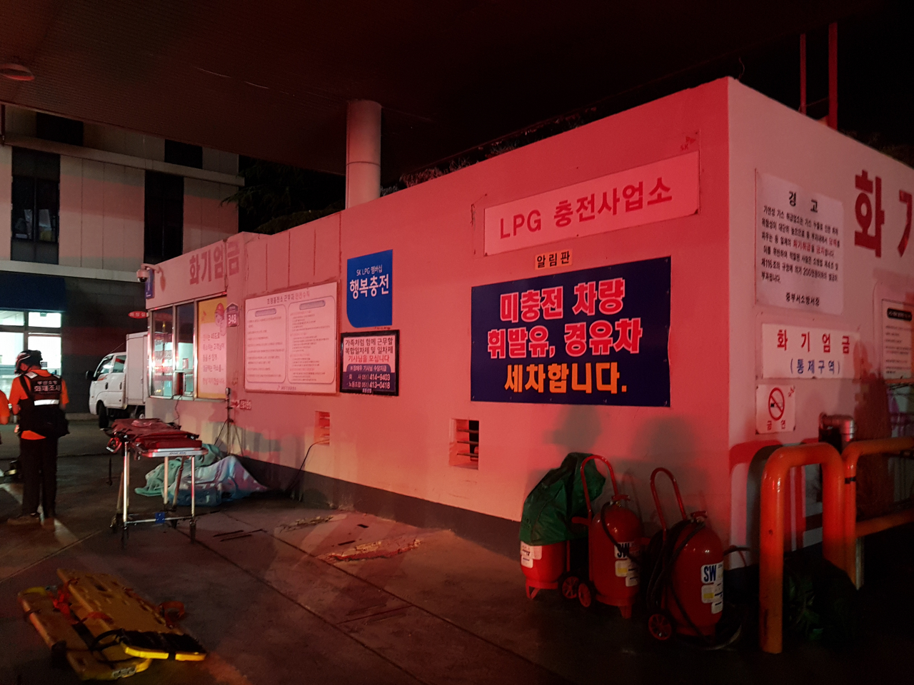 17일오전 2시 42분께 부산 동구 초량동 한 LPG 가스충전소에 설치된 콘크리트벽으로 만들어진 건조물에서 불이나 가스배관 개방 검사를 하던 작업자 1명이 숨지고 2명이 중상을 입었다. 사진은 사고 현장. 연합뉴스