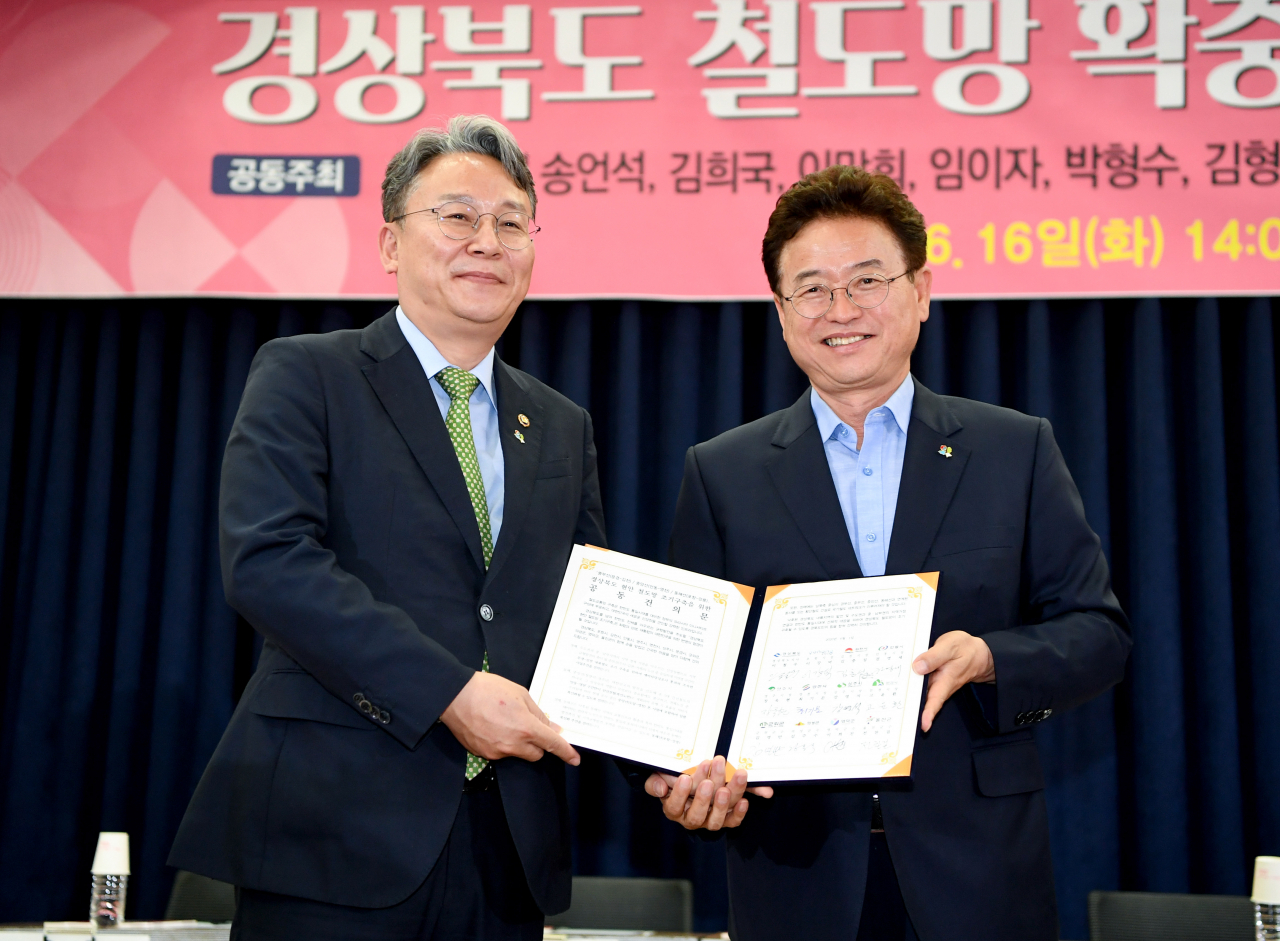 이철우 지사가 ‘철도망 조기구축 공동 건의문’을 손명수 국토부 2차관에게 전달하고 있다.[경북도 제공]