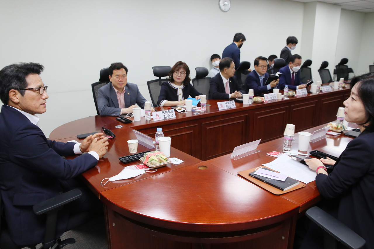 정병국 청년정치학교 교장(미래통합당 전 의원)이 17일 국회 의원회관에서 열린 미래통합당 초선 모임 명불허전에서 강의하고 있다. [연합]
