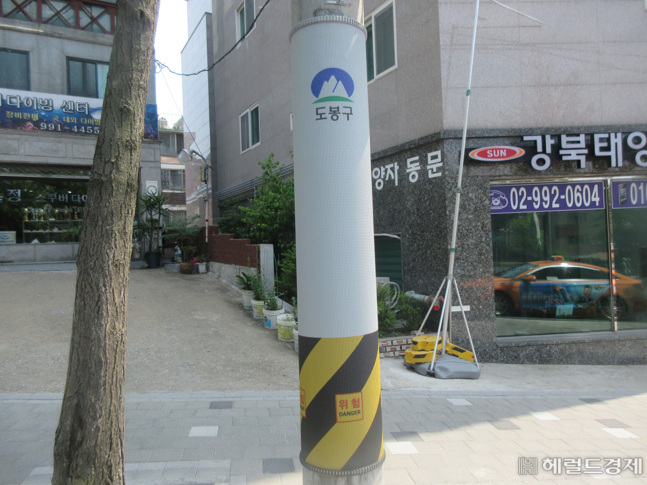 도봉구 해등로 전신주에 설치한 전단지 부착 방지시설.