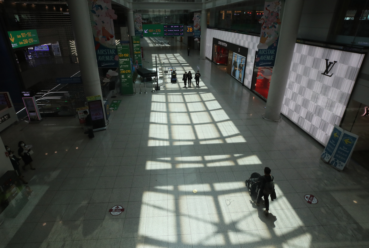 지난 1일 인천국제공항 1터미널 면세구역이 한산한 모습을 보이고 있다. [연합]
