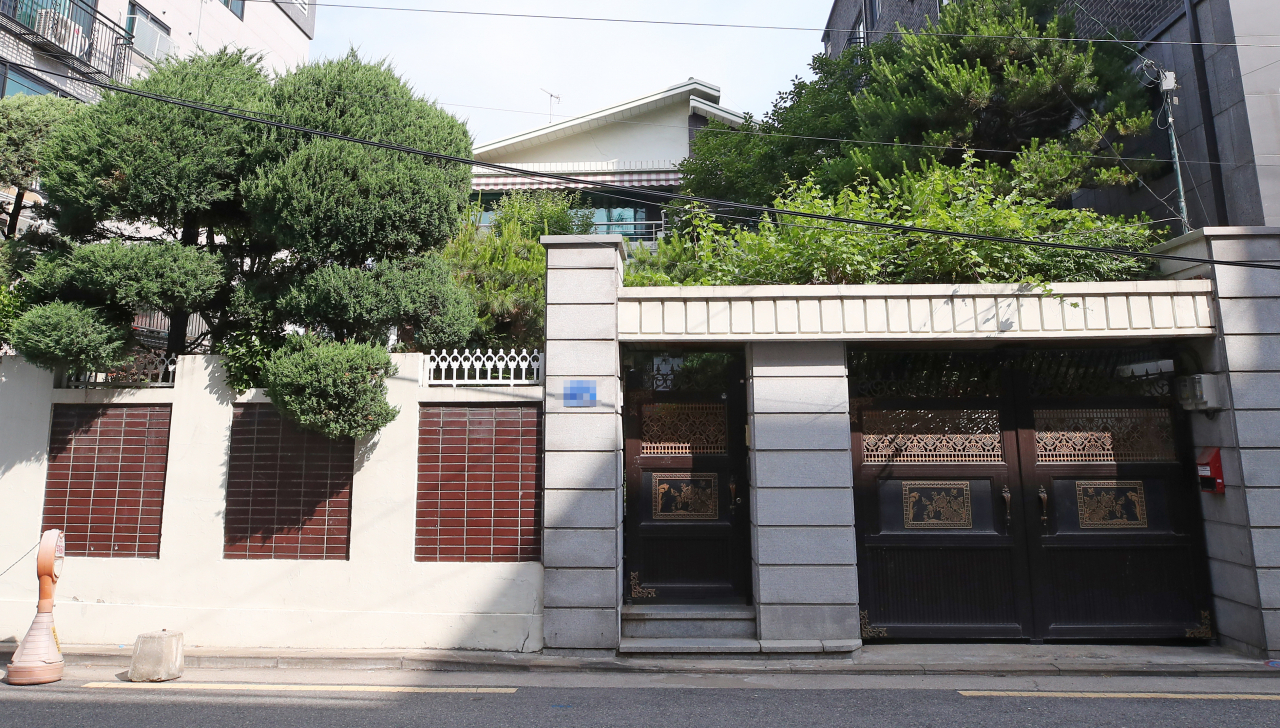 정의기억연대(정의연) 서울 마포구 쉼터 '평화의 우리집' 소장 손모 씨의 발인이 열린 10일 오전 서울 마포구 쉼터에 적막함이 흐르고 있다. [연합]