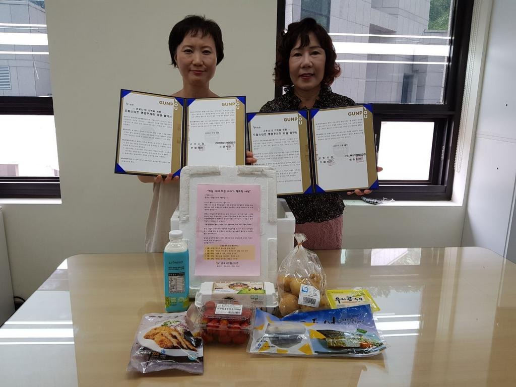 김철홍 군포시 여성가족과장(왼쪽), 이래숙 군포시여성단체협의회장. [군포시 제공]