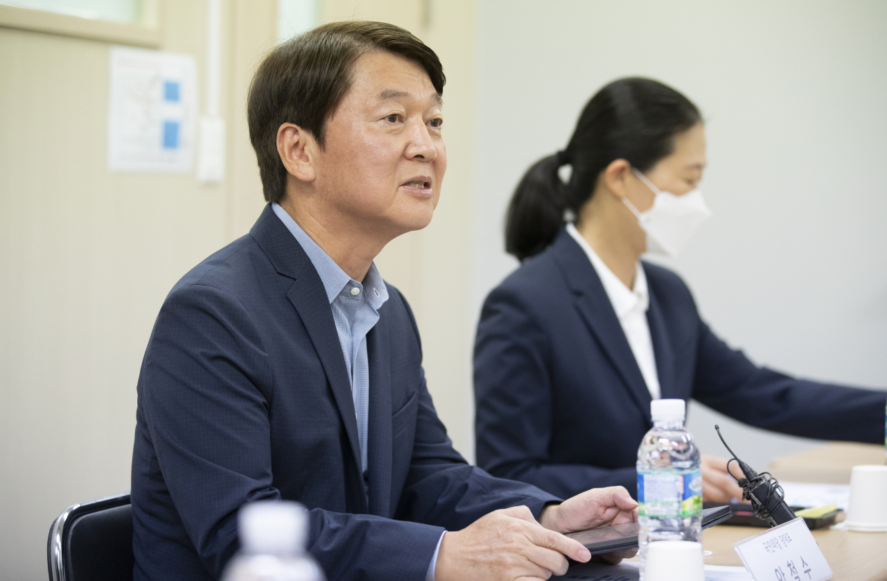 안철수 국민의당 대표가 16일 오전 서울 영등포 아동보호전문기관에서 열린 아동보호전문기관 현장 간담회에서 발언하고 있다. [연합]