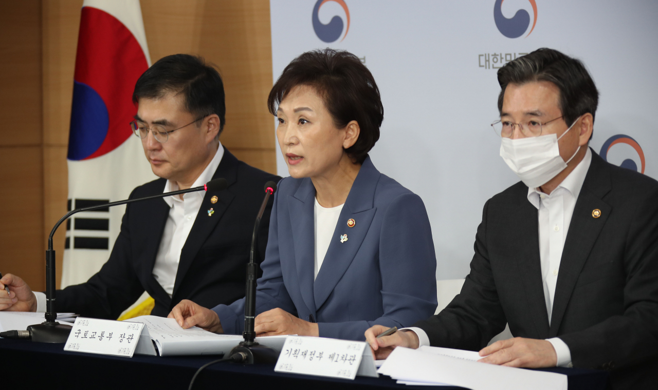 김현미 국토교통부 장관이 17일 정부서울청사 브리핑실에서 손병두 금융위원회 부위원장(왼쪽), 김용범 기획재정부 1차관과 함께 주택시장 안정을 위한 관리방안을 발표하고 있다. [연합뉴스]