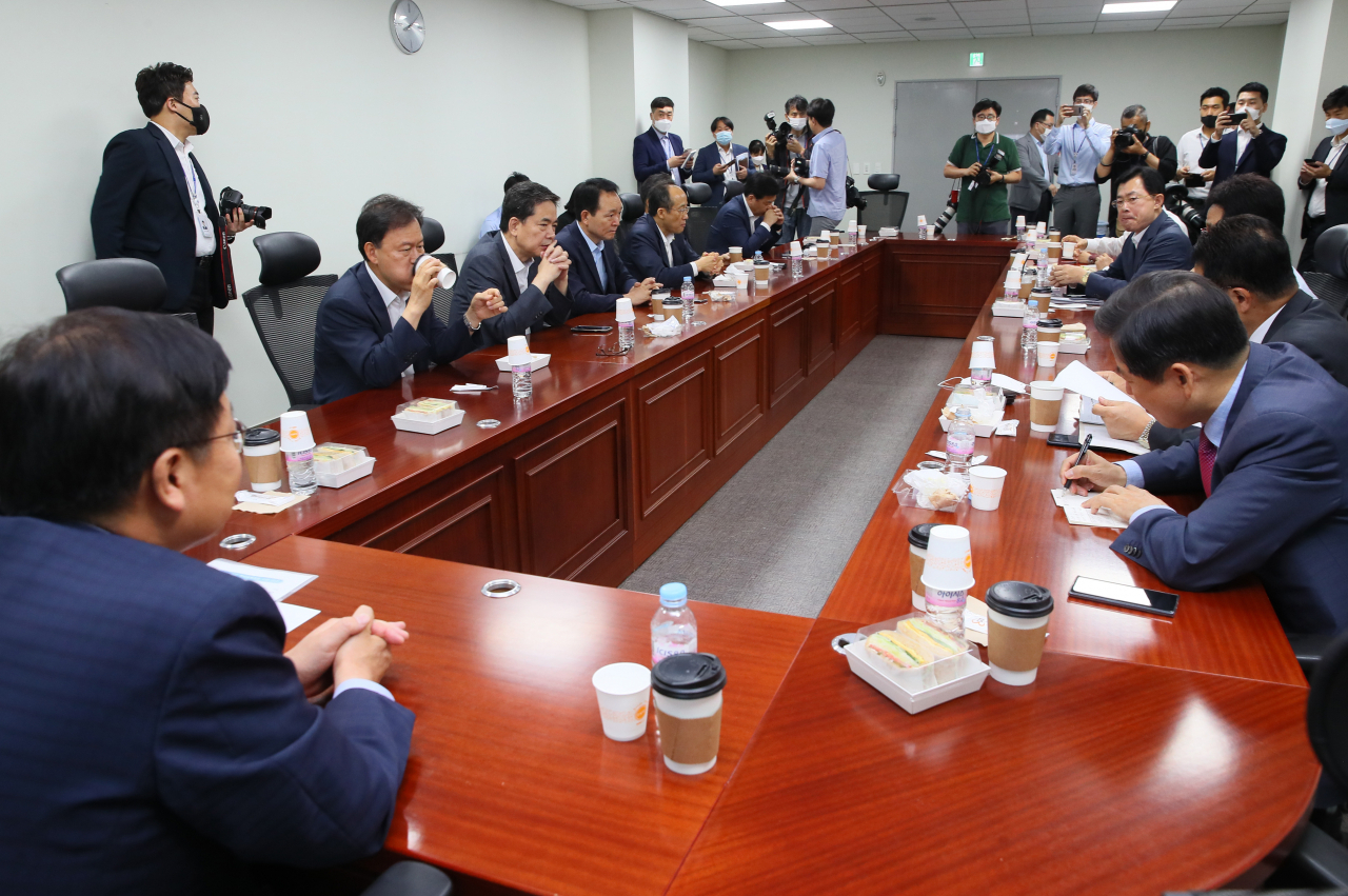 미래통합당 재선의원들이 17일 국회 의원회관에서 남북관계, 국회 상임위 구성 등 현안에 대해 논의하고 있다. [연합]
