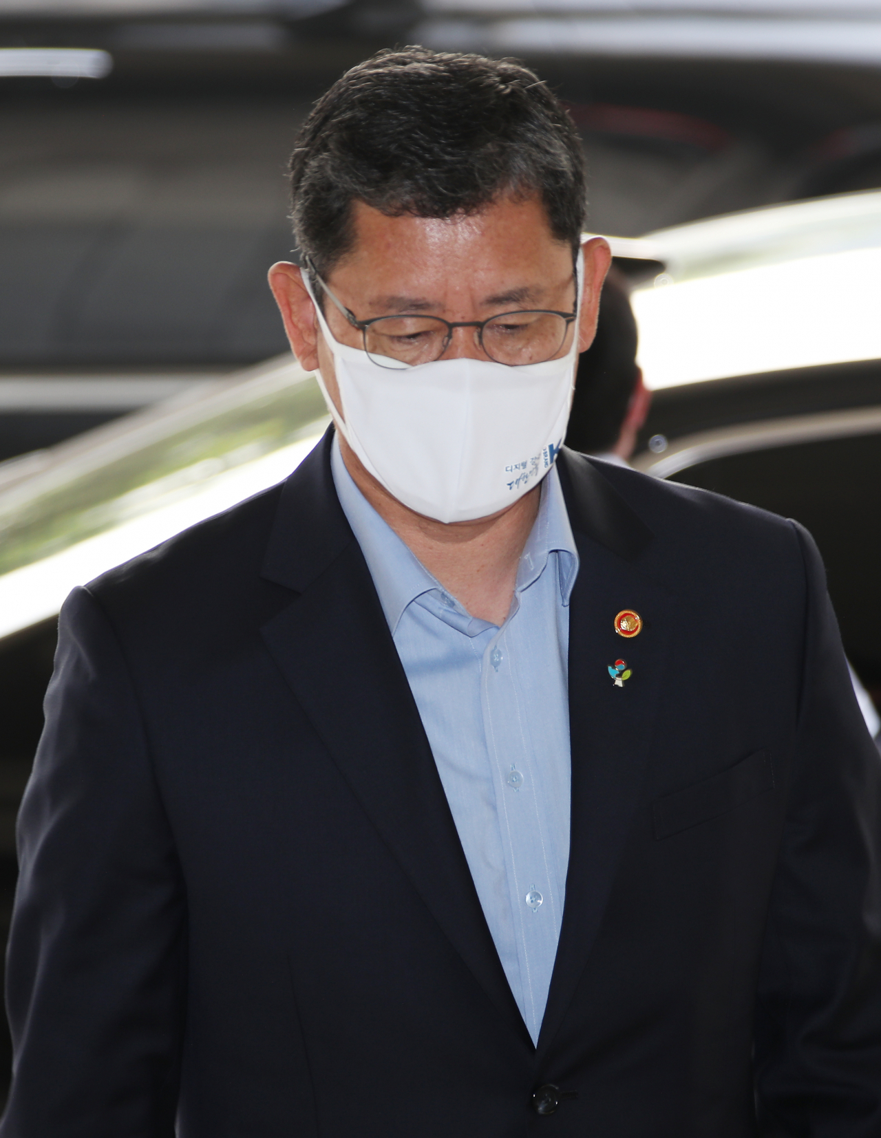 남북관계가 파국으로 치달으면서 대북정책 재검토와 외교안보라인 재점검이 필요하다는 목소리도 높아지고 있다. 김연철 통일부장관이 17일 정부서울청사로 출근하고 있다. [연합]