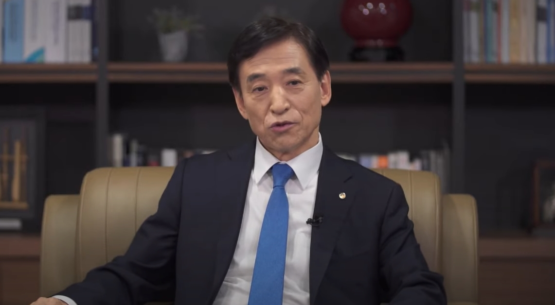 이주열 한국은행 총재가 창림 70주년 기념 EBS 다큐멘터리에서 인터뷰를 하고 있다.