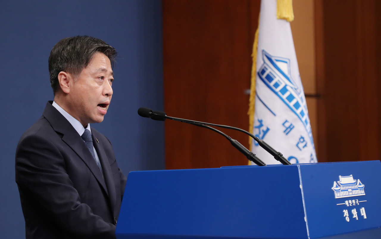 윤도한 청와대 국민소통수석이 17일 오전 춘추관에서 북한 관련 브리핑을 하고 있다. [연합]