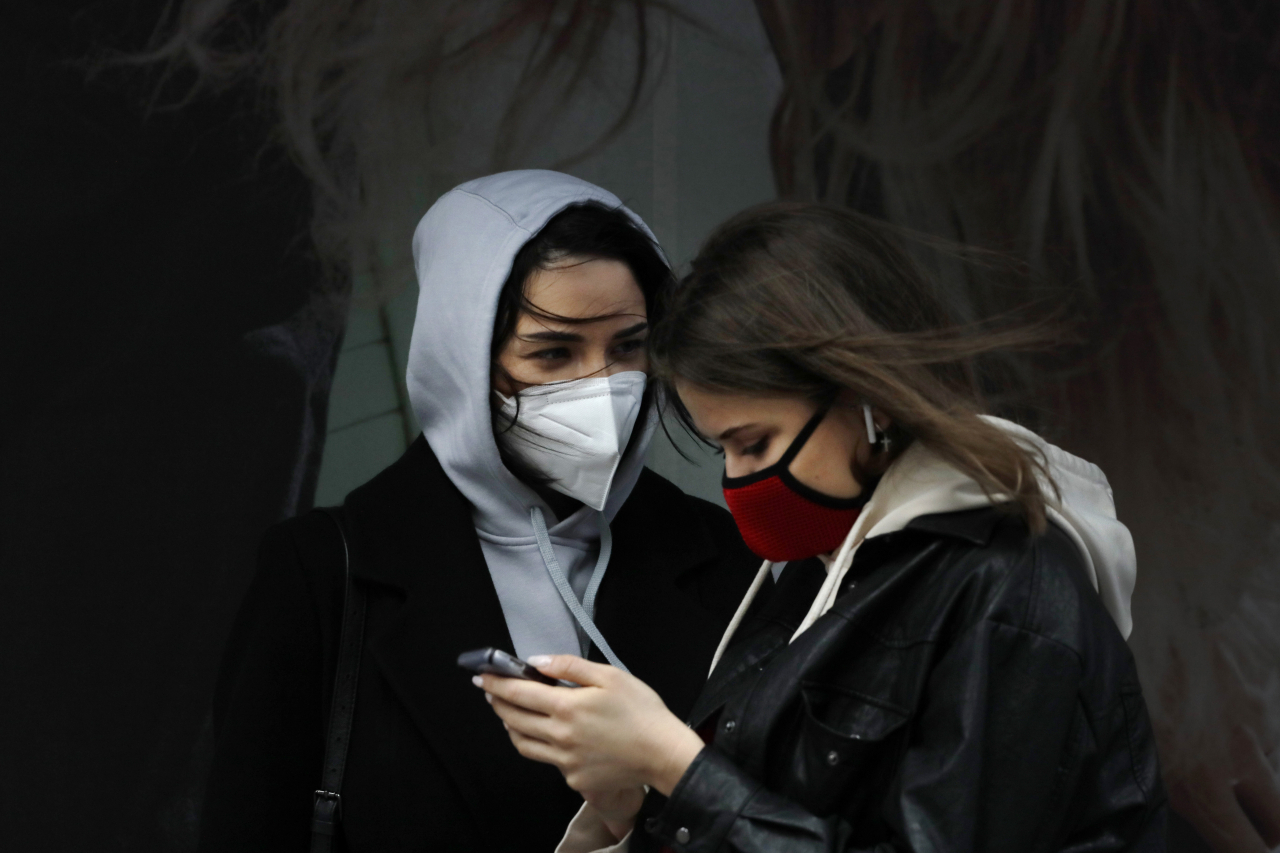 신종 코로나바이러스 감염증(코로나19)으로 인해 미국 내에서 사망한 사람의 수가 제1차 세계대전에서 전사한 미국인의 수를 넘어선 것으로 나타났다. 마스크를 착용한 미국 뉴욕 시민들의 모습. [AP]