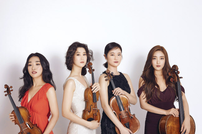 배원희(33·사진 왼쪽부터), 하유나(29), 김지원(28), 허예은(28)로 구성된 에스메 콰르텟은 창단 2년차인 2018년 세계 최고 권위의 런던 위그모어 홀 국제 현악사중주 콩쿠르에서 한국인 실내악단 최초로 우승을 차지하며, 전 세계 클래식계에서 사랑받고 있다. [크레디아 제공]