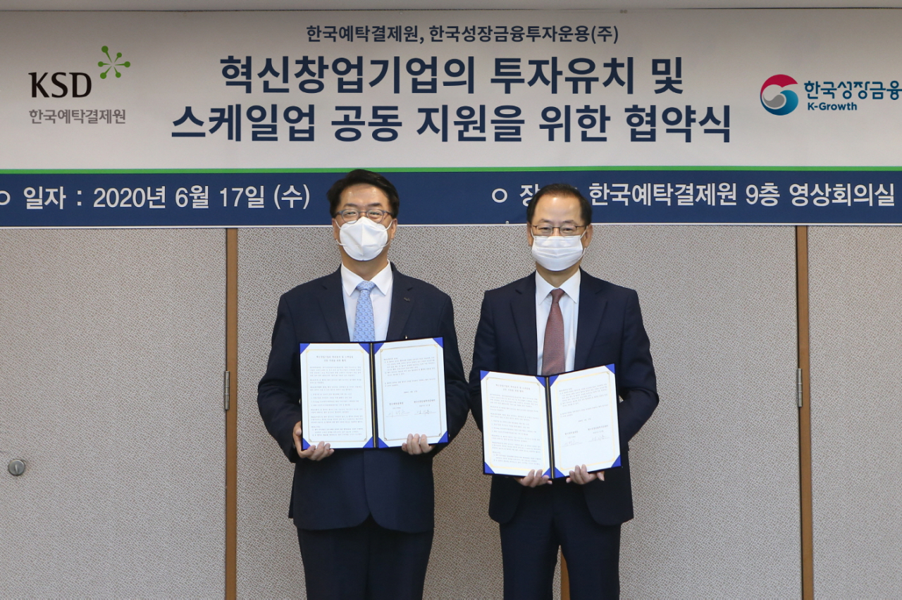 한국예탁결제원과 한국성장금융투자운용㈜은 17일 예탁결제원 서울사옥에서 ‘혁신창업기업의 투자유치 및 스케일업 공동지원을 위한 협약’을 체결했다. 사진은 이명호 예탁결제원 사장(왼쪽)과 성기홍 한국성장금융 대표이사가 기념사진을 촬영하는 모습. [한국예탁결제원 제공]