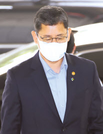 남북관계가 파국으로 치달으면서 대북정책 재검토와 외교안보라인 재점검이 필요하다는 목소리도 높아지고 있다. 김연철 통일부장관이 17일 정부서울청사로 출근하고 있다. [연합]