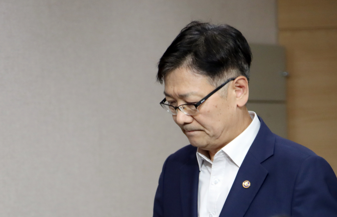 서호 통일부차관은 17일 정부서울청사에서 북한이 개성공단과 금강산관광지구에 군부대를 전개시키겠다고 밝힌 데 대해 유감을 표명했다. 서 차관이 굳은 표정으로 브리핑룸을 나서고 있다. [연합]