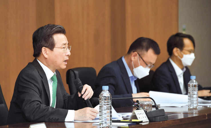 김용범 기획재정부 차관이 17일 서울 여의도 산업은행 별관 대회의실에서 ‘제8차 국가경쟁력 정책협의회’를 주재하고 있다. 김 차관은 이 자리에서 코로나19 국난극복이 국가경쟁력 강화의 기반이 될 것이라며 35조원 규모의 3차 추가경정예산안에 대한 국회의 신속한 심사와 통과를 촉구했다. [기획재정부 제공]
