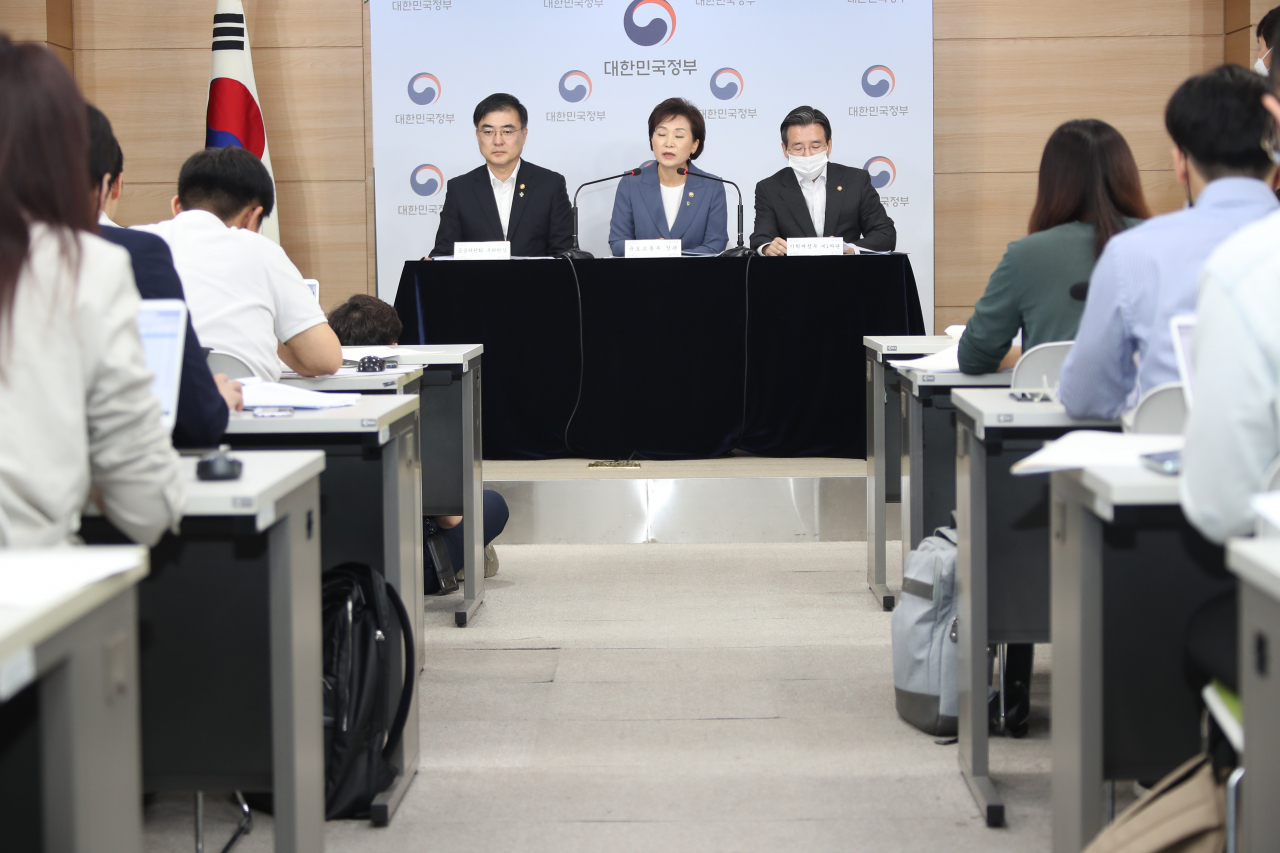 김현미 국토교통부 장관이 17일 정부서울청사 브리핑실에서 주택시장 안정을 위한 관리방안을 발표하고 있다.[연합]