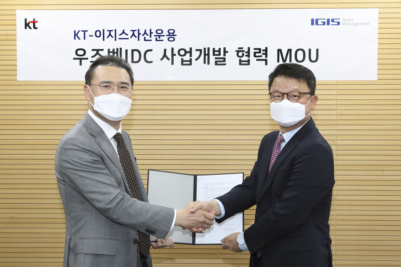 이지스자산운용 CM부문 강영구 대표이사(왼쪽)와 KT 김영우 글로벌사업본부장이 17일 우즈베키스탄 인터넷 데이터센터(IDC) 사업 개발 협력을 위한 업무협약을 체결하고 기념사진을 촬영하고 있다. [이지스자산운용 제공]