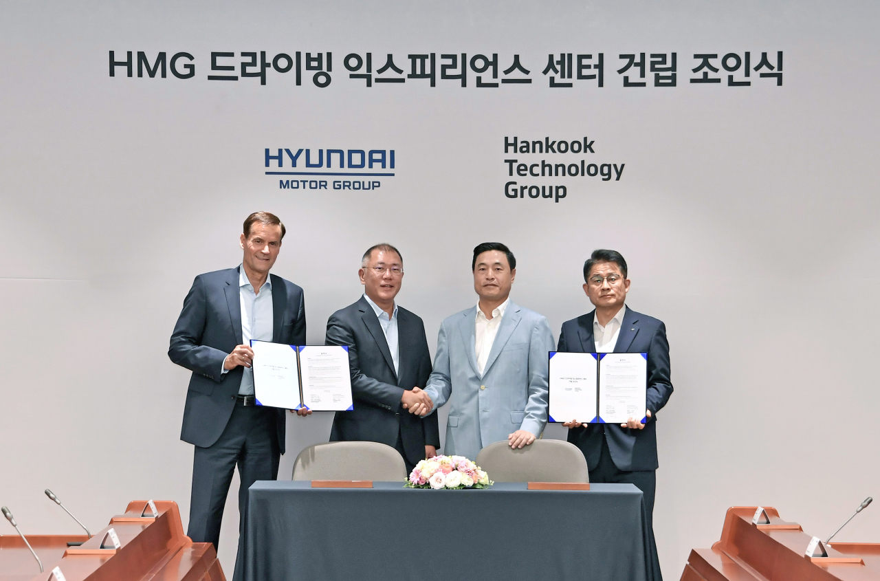 현대자동차그룹과 한국테크놀로지그룹이 현대차그룹 드라이빙 익스피리언스 센터 건립을 위한 협약을 체결한 후 기념촬영하고 있다. 사진 왼쪽부터 현대·기아차 상품본부장 토마스 쉬미에라 부사장, 현대자동차그룹 정의선 수석부회장, 한국 테크놀로지그룹 조현식 부회장, 한국타이어앤테크놀로지 이수일 사장. [현대차그룹 제공]