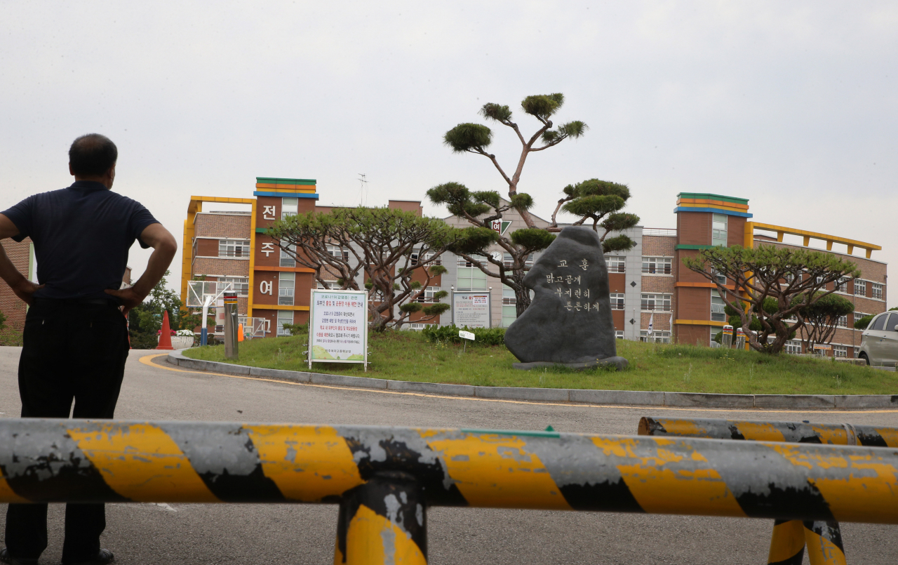 17일 전북 전주여고 3학년 학생이 이날 오전 신종 코로나바이러스 감염증 확진 판정을 받으면서 학교 교문이 외부인에게 폐쇄됐다. [연합]
