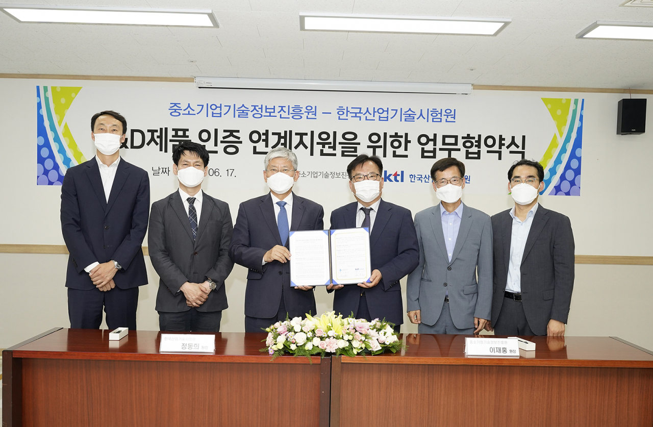 정동희(왼쪽 세번째) 한국산업기술시험원장이 17일 대전 유성구 중소기업기술정보진흥원에서 ‘국내 중소기업 연구개발(R&D) 전 주기에 대한 인증패키지 지원을 위한 업무협력 협약’을 체결한 후 기념촬영하고 있다.［한국산업기술시험원 제공］