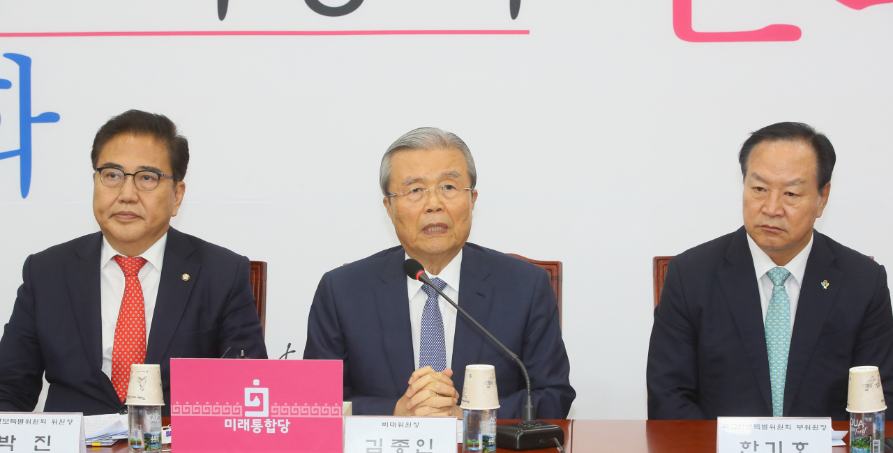 미래통합당 김종인 비상대책위원장(가운데)이 17일 국회에서 열린 미래통합당 외교안보특위 2차회의에서 발언하고 있다. 왼쪽은 박진 위원장. [연합]