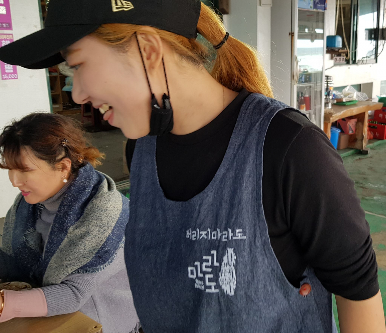버리지 마라도, 유니폼을 입은 짜장면집 청년 스태프