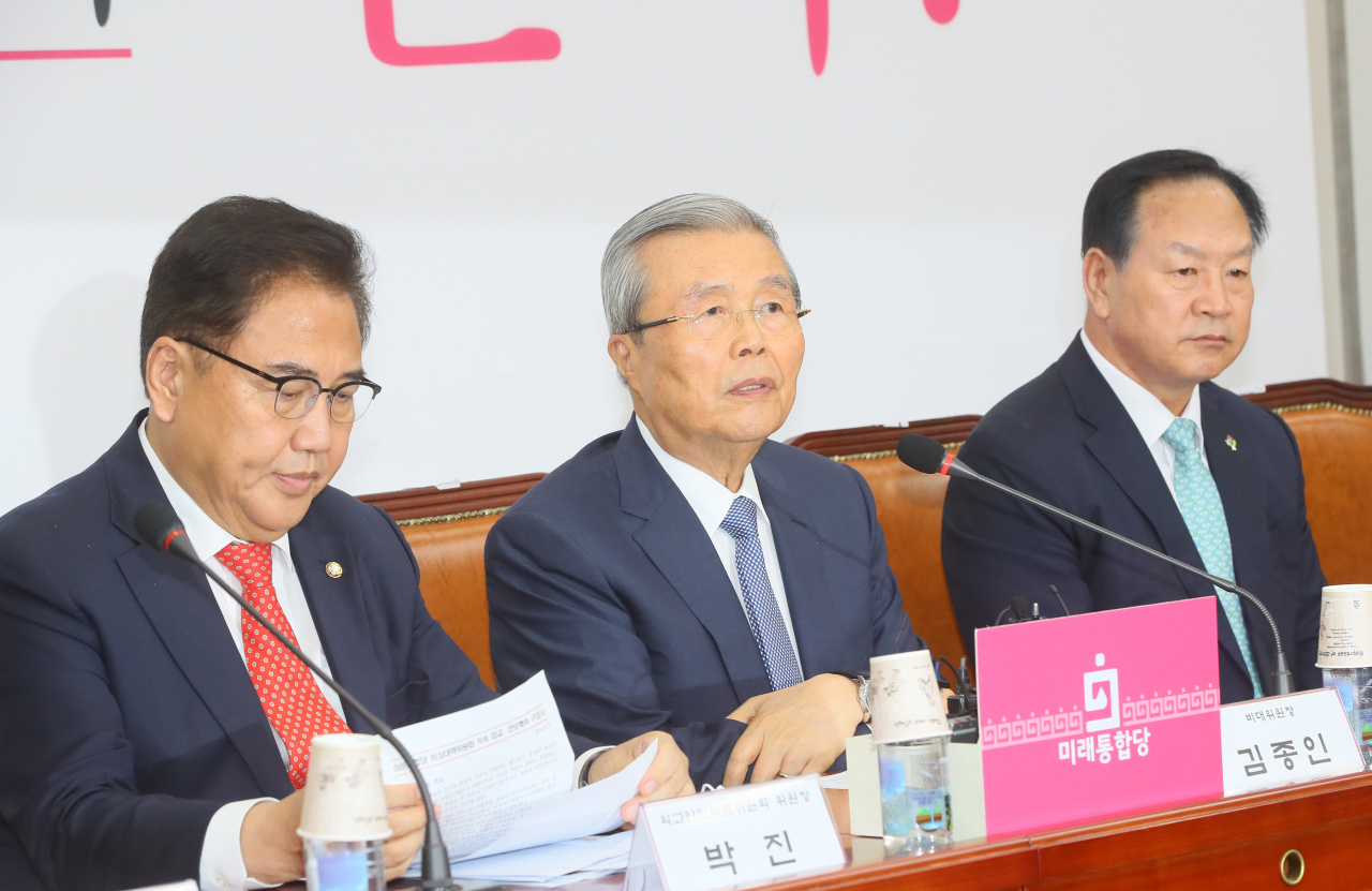 김종인 미래통합당 비상대책위원장(가운데)이 17일 국회에서 열린 미래통합당 외교안보특위 2차회의에서 발언하고 있다. 왼쪽은 박진 위원장. [연합]
