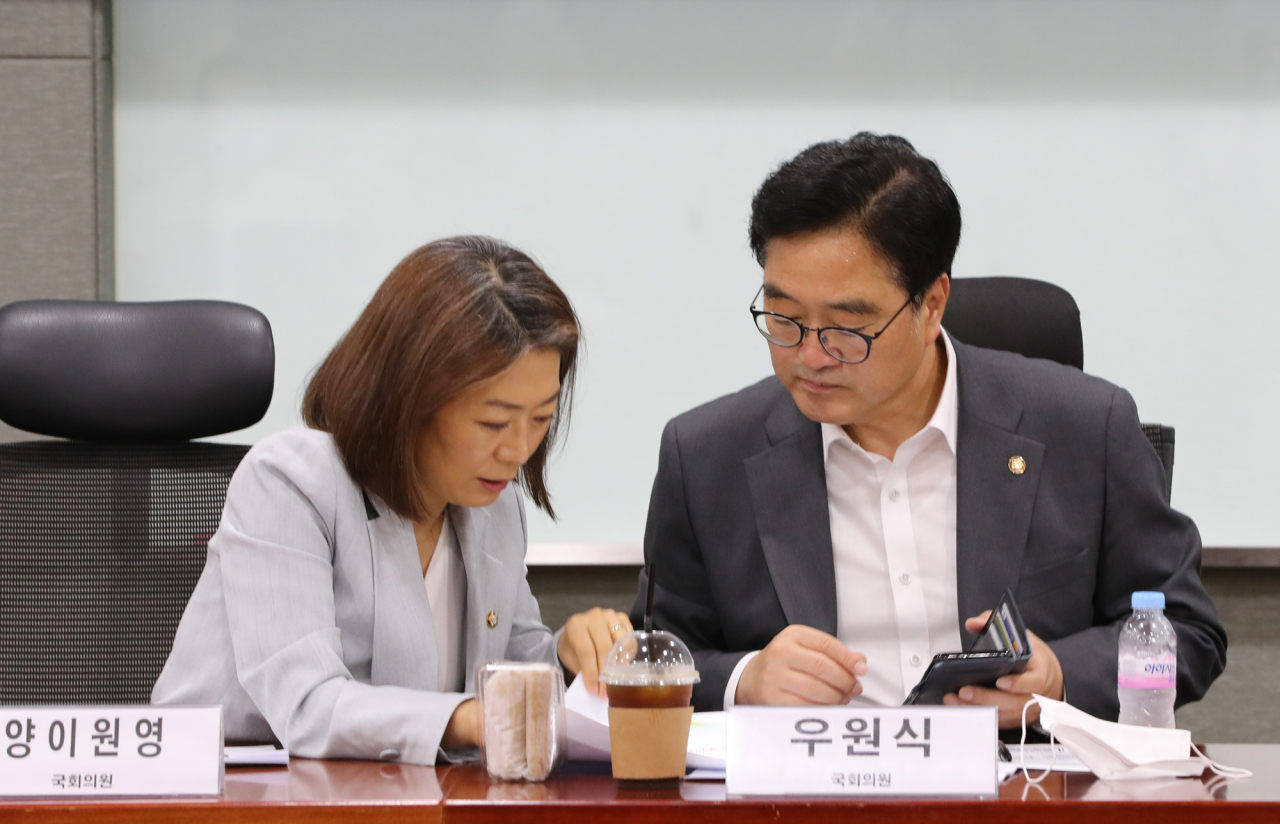 양이원영 더불어민주당 의원이 17일 오전 서울 여의도 국회 의원회관에서 열린 국회 기후위기 그린뉴딜 연구회 주최 연속 정책세미나 '포스트 코로나 뉴노멀 그린뉴딜 어디까지 왔나?'에서 자료를 검토하고 있다. [연합]