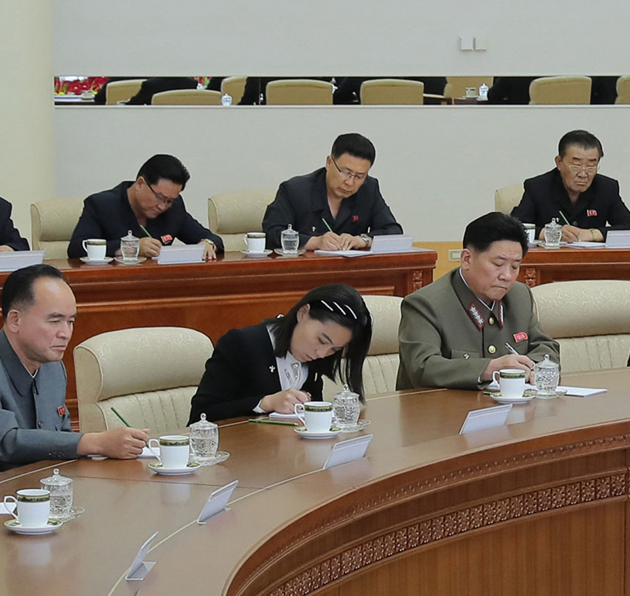 북한이 지난 7일 김정은 국무위원장 주재로 개최한 당 정치국 회의에 김여정 노동당 제1부부장이 참석해 회의 내용을 받아적고 있다.[연합]