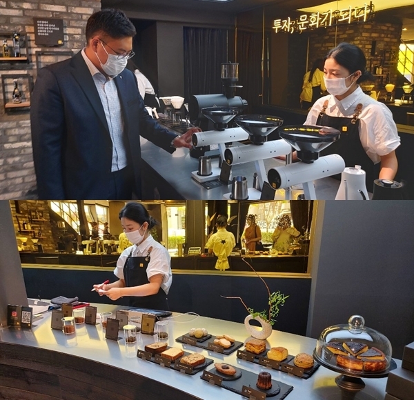 Workers at Culture Salon serve coffee and cakes to customers. (Jie Ye-eun/The Korea Herald)