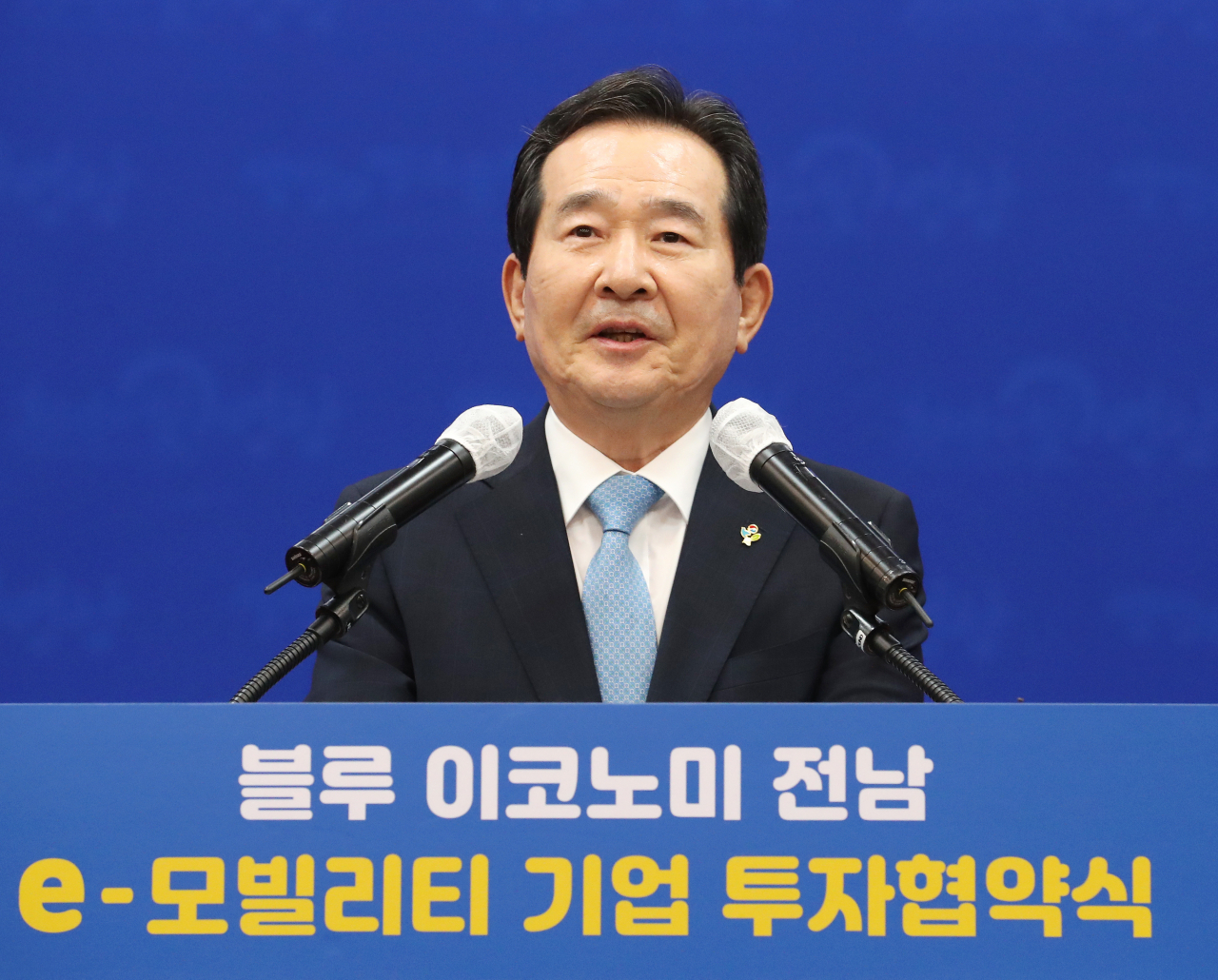 정세균 국무총리가 17일 오후 전남 영광군 대마전기차산업단지에서 열린 전남 규제자유특구 투자협약식에서 축사를 하고 있다. ［연합］