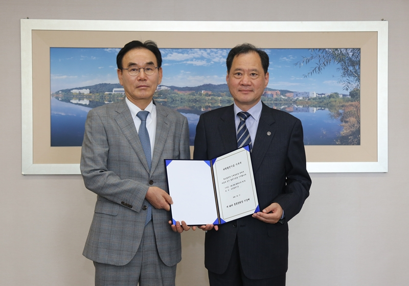 이상배 신임 총동창회장(왼쪽)이 김수복 총장(오른쪽)에게 발전기금 약정서를 전달했다.[단국대 제공]