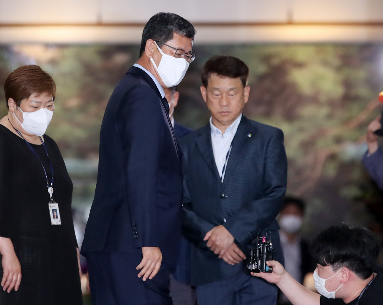최근 남북관계 악화에 대한 책임으로 사의를 밝힌 김연철 통일부 장관이 17일 오후 서울 종로구 정부서울청사에서 퇴근하고 있다. [연합]