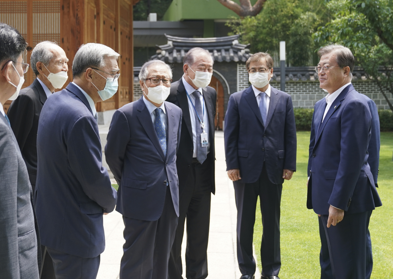 문재인 대통령이 17일 청와대 상춘재에서 전직 통일부 장관 및 원로들과 오찬에 앞서 대화하고 있다. 왼쪽 두번째부터 박재규, 이종석, 정세현 전 장관, 문정인 대통령 통일외교안보특보, 서훈 국가정보원장, 문 대통령. [연합]