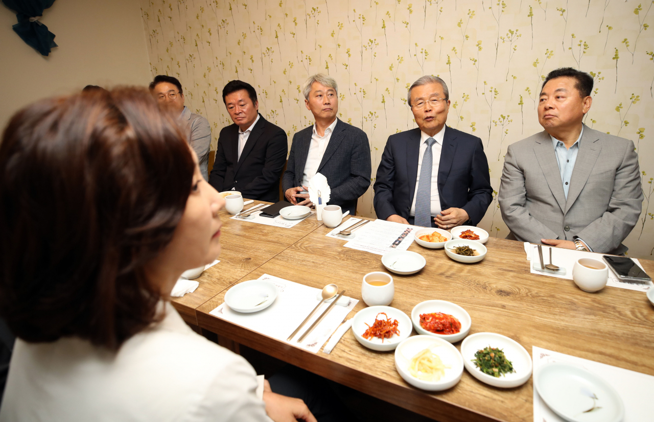 김종인 미래통합당 비상대책위원장이 17일 서울 여의도의 한 식당에서 열린 김 위원장 주재 서울 남부권 당협위원장 오찬에서 발언하고 있다. [연합]