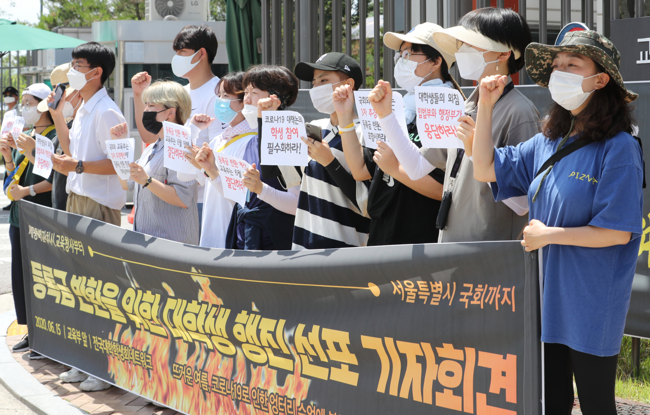 전국대학학생회네트워크 학생들이 15일 오전 세종시 정부세종청사 교육부 앞에서 등록금 반환을 위한 교육부에서 국회까지 5박6일 대학생 릴레이 행진 선포 기자회견을 하며 구호를 외치고 있다. 학생들은 코로나19로 인한 부실수업에 따른 등록금 반환, 원격 수업 대책, 학생안전, 인권 보장 등을 촉구했다. [연합]
