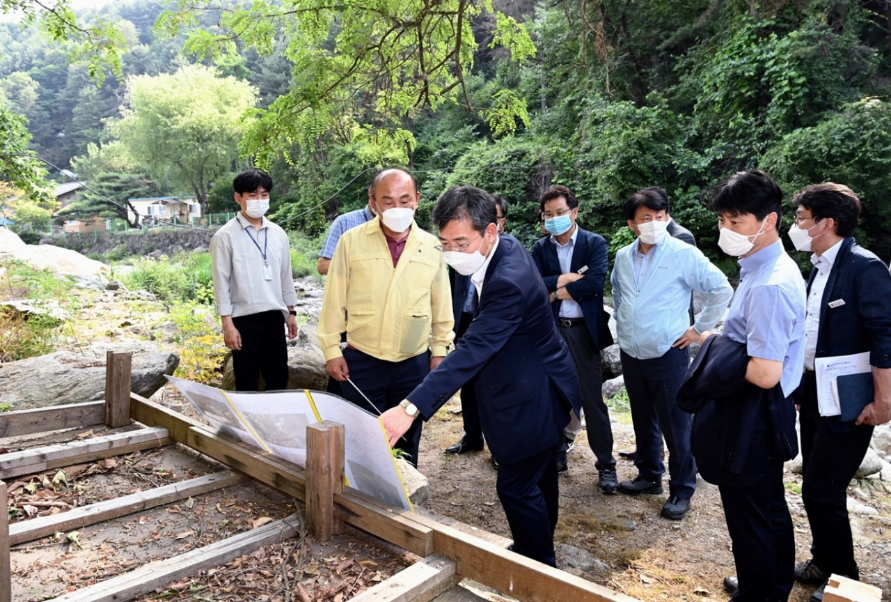 이용철 경기도 행정2부지사가 취임 첫 현장행보로 가평, 포천 등지 하천·계곡을 방문했다. [경기도 북부청]