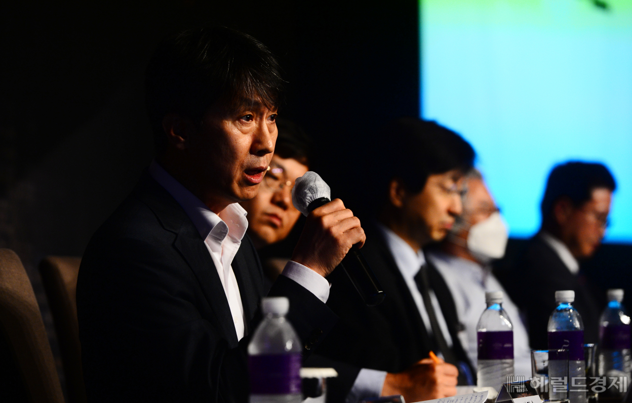 [헤럴드경제=박해묵 기자] 금융소비자보호 시대를 주제로 한 ‘헤럴드금융포럼 2020’이 17일 오전 서울 중구 더 플라자호텔 그랜드볼룸에서 열린 가운데 이명순 금융위원회 금융소비자국장이 세션2 패널토론에서 발언하고 있다.