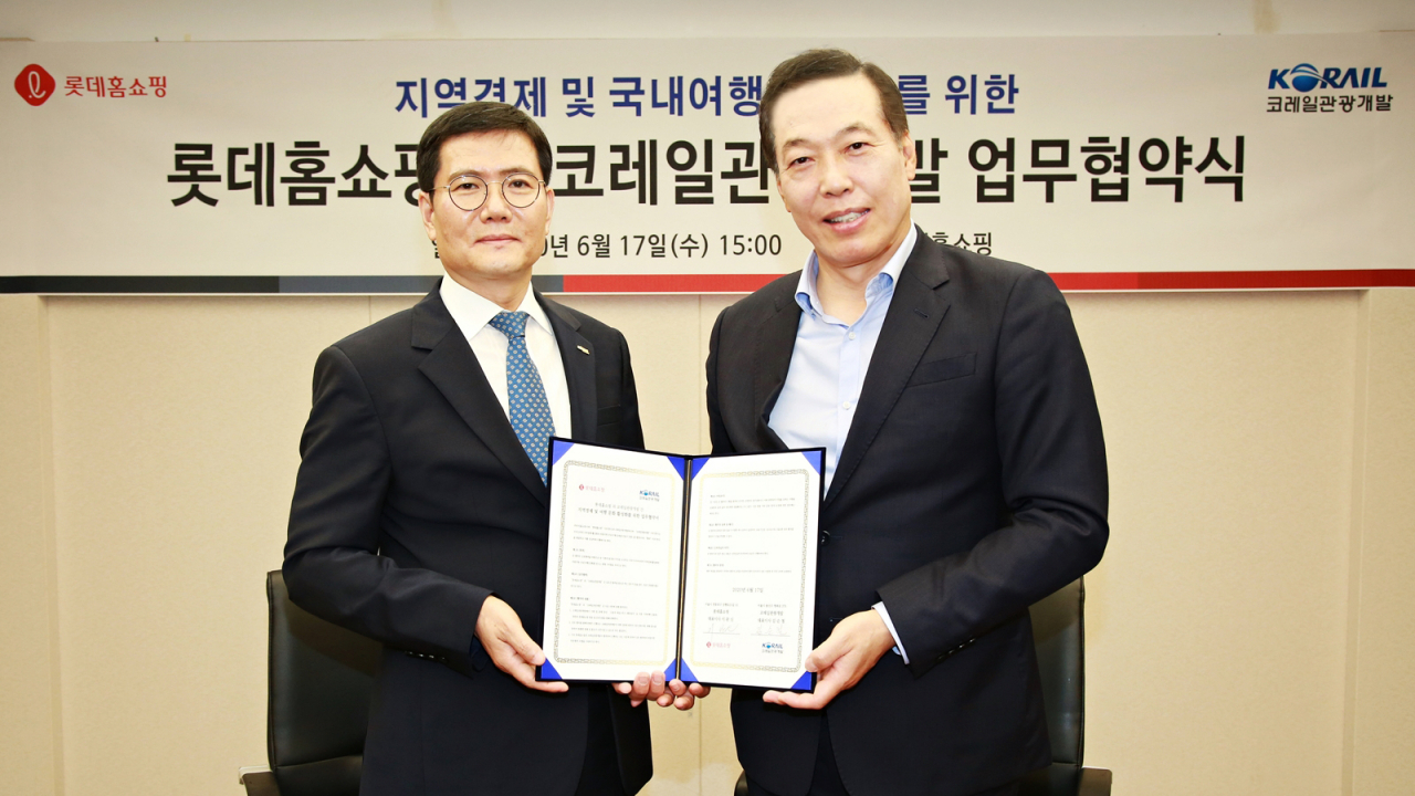 이완신 롯데홈쇼핑 대표(사진 오른쪽)와 김순철 코레일관광개발 대표는 17일 국내 관광 및 지역 경제 활성화를 위한 업무 제휴 협약을 맺었다. [롯데홈쇼핑 제공]