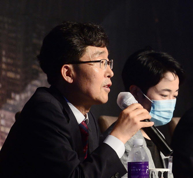 김헌수 순천향대 교수가 17일 서울 더플라자호텔에서 열린 헤럴드금융포럼2020에 참석해 사회를 보고 있다. [사진=이상섭 기자]
