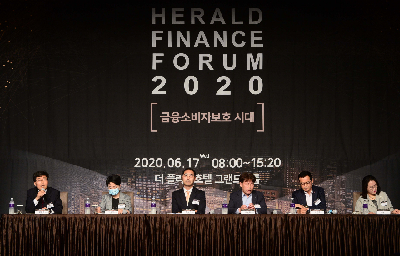 17일 서울 더 플라자호텔 그랜드볼룸에서 금융소비자보호 시대를 주제로 한 'HERALD FINANCE FORUM 2020'가 열린 가운데 세션3에서 좌장을 맡은 김헌수(왼쪽부터) 순천향대 IT금융경영학과 교수, 주제발표자인 변혜원 보험연구원 실장, 패널로 참석한 김소연 금감원 국장, 박배철 생보협회 본부장, 황현용 흥국화재 상무, 조혜진 인천대 교수 등이 토론을 하고 있다. 이상섭기자/babtong@heraldcorp.com
