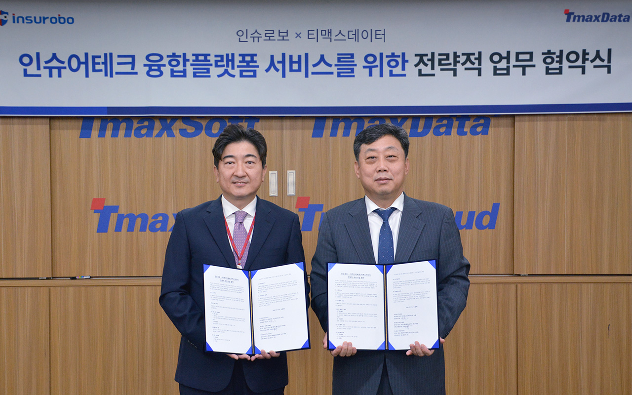 서민 인슈로보 대표(왼쪽)와 이희상 이맥스데이터 대표가 18일 성남 분당구 금곡동 티맥스타워에서 클라우드 시장 확대를 위한 MOU를 체결했다. (사진=티맥스데이터)