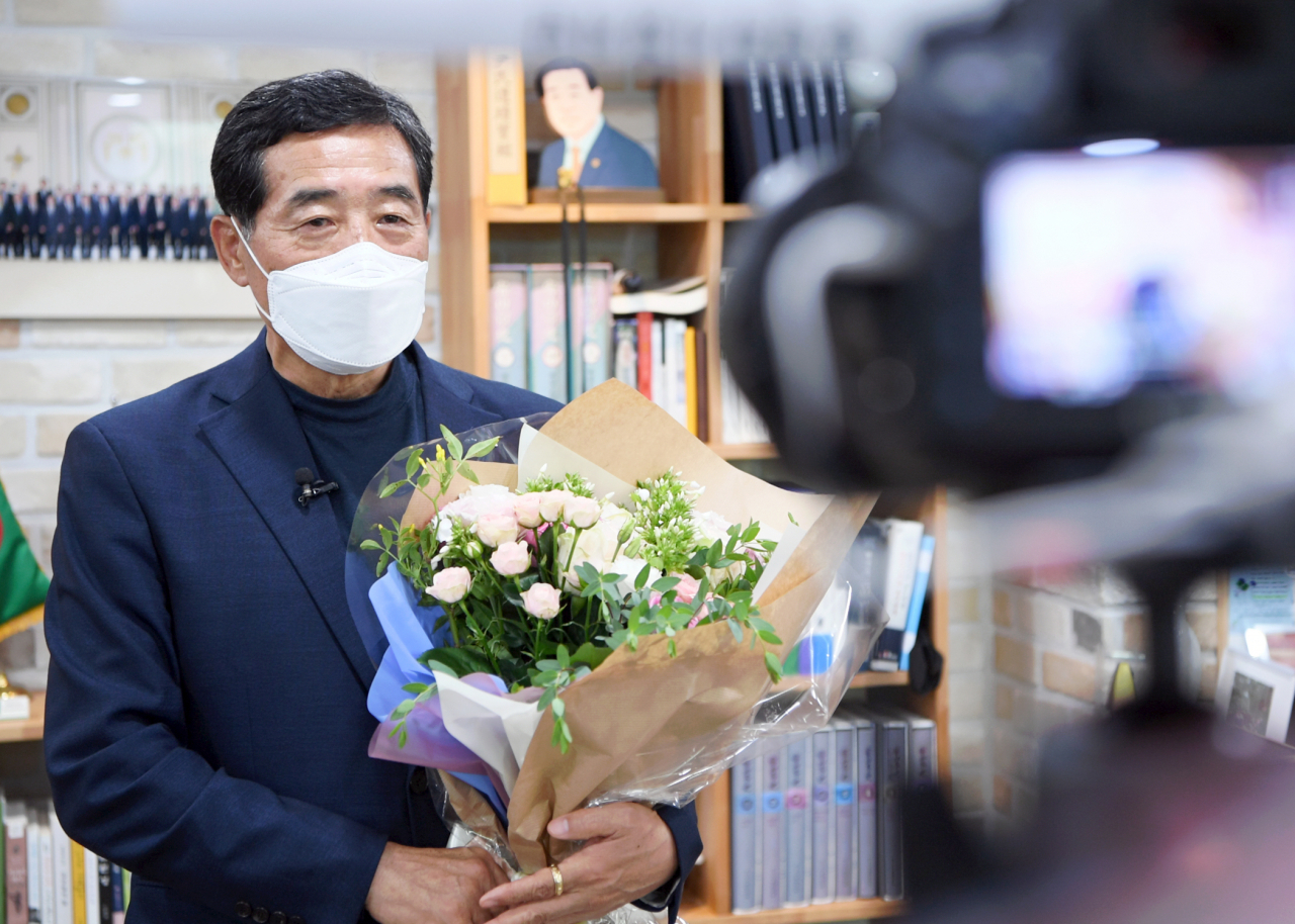 윤화섭 안산시장은 ‘꽃 편지 챌린지’ 첫 주자로 동참했다. [안산시 제공]